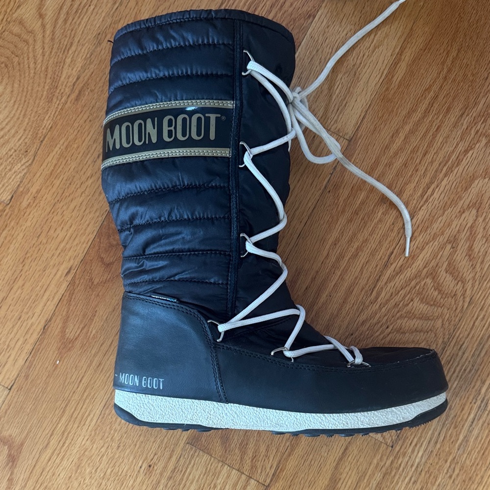 Women’s Moon Boot Black and White Winter Boots size 7.5 (eu 40)